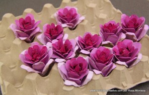 Flores rosas con hueveras de cartón recicladas - egg carton flowers