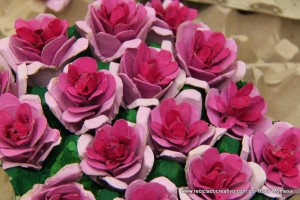 Flores rosas con hueveras de cartón - egg carton flowers