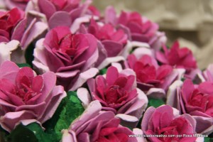 Flores rosas con hueveras de cartón - egg carton flowers