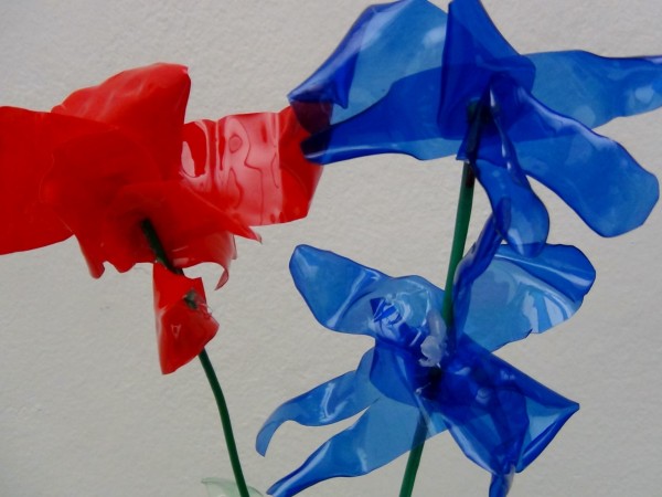 Cómo hacer flores de plástico pet de colores - reciclado - How to make plastic flowers with recycled plastic bottles