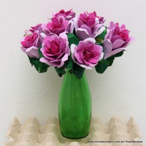 Flores rosas con hueveras de cartón recicladas - egg carton flowers