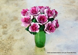 Flores rosas con hueveras de cartón recicladas - egg carton flowers