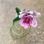 Cómo realizar flores rosas con hueveras de cartón recicladas How to make flowers out fo recycled egg cartons http://youtu.be/8450l1XT6Ww