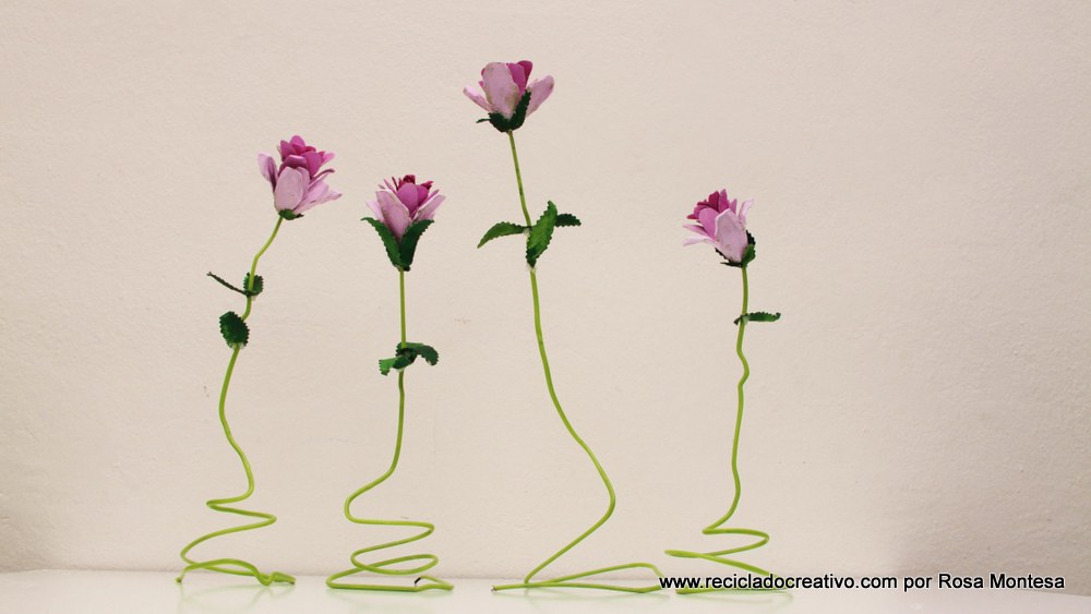 Cómo hacer rosas con hueveras de cartón y tallo de percha de la ropa
