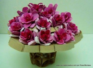 Flores rosas con hueveras de cartón recicladas - egg carton flowers