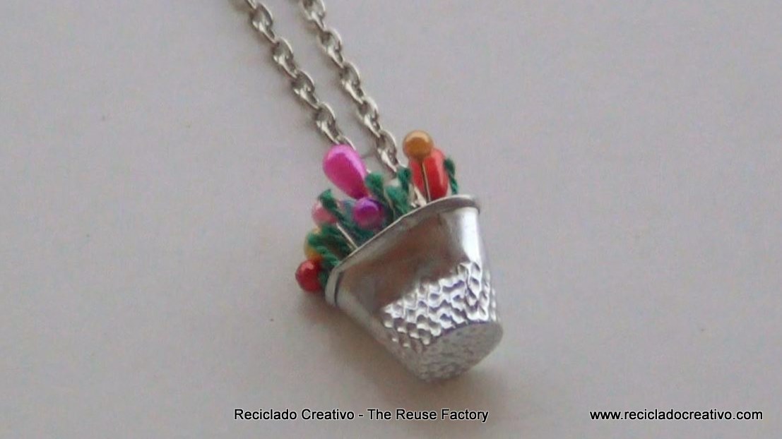 How to make a necklace with a thimble and colored pins . cómo hacer un collar con un dedal y alfileres de colores