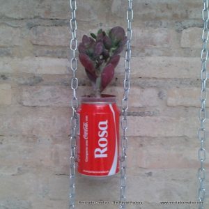 Jardín vertical realizado con botes de cocacola. #compartecocacolacon Rosa Montesa . Reciclado Creativo