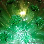 Lámpara realizada con 125 botellas de plástico recicladas de color verde - Lamp made out of 125 recycled plastic bottles
