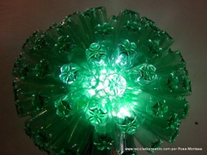 Lámpara realizada con 125 botellas de plástico recicladas de color verde - Lamp made out of 125 recycled plastic bottles