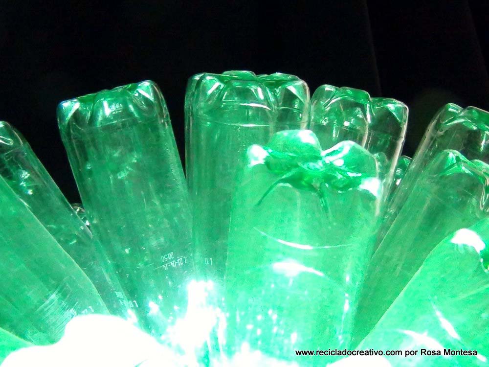 Lámpara realizada con 125 botellas de plástico recicladas de color verde - Lamp made out of 125 recycled plastic bottles