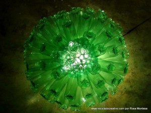 Lámpara realizada con 125 botellas de plástico recicladas de color verde - Lamp made out of 125 recycled plastic bottles