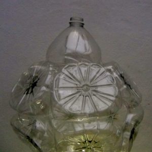 Lámpara con garrafas plástico reciclado -botellas de plástico- Lamps out of recycled plastic bottles RecicladoCreativo