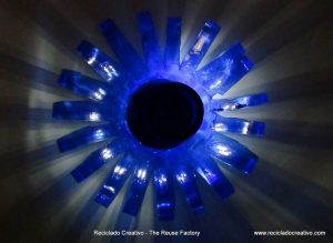 Lámpara realizada con dos botellas de plástico pet azules. Lamp made out of 2 recycled plastic bottles. Rosa Montesa. Reciclado Creativo