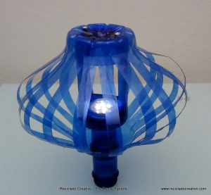 Lámpara realizada con dos botellas de plástico pet azules. Lamp made out of 2 recycled plastic bottles. Rosa Montesa. Reciclado Creativo