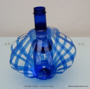Lámpara realizada reciclando dos botellas de plástico azules ´Lamp made out of twoe recycled plastic bottles recycled, upcycled, reciclado, reciclaje reutilización
