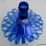 Con dos botellas de plástico de color azul, una bonita lámpara