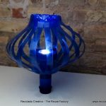 Lámpara realizada con dos botellas de plástico pet azules. Lamp made out of 2 recycled plastic bottles. Rosa Montesa. Reciclado Creativo