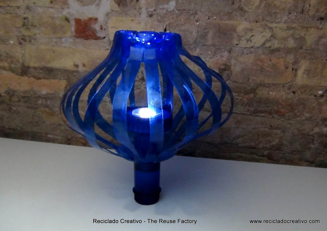 Lámpara realizada con dos botellas de plástico pet azules. Lamp made out of 2 recycled plastic bottles. Rosa Montesa. Reciclado Creativo