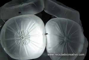 Lámpara con garrafas plástico reciclado -botellas de plástico- Lamps out of recycled plastic bottles RecicladoCreativo