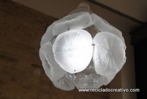 Lámpara con garrafas plástico reciclado -botellas de plástico- Lamps out of recycled plastic bottles RecicladoCreativo