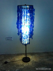Lampara de pie Chandelier con botellas de plástico pet por Reciclado Creativo. Rosa Montesa