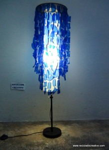 Lampara de pie Chandelier con botellas de plástico pet por Reciclado Creativo. Rosa Montesa