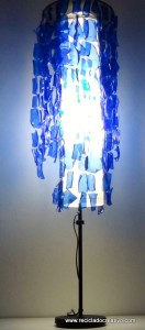 Lampara de pie Chandelier con botellas de plástico pet por Reciclado Creativo. Rosa Montesa