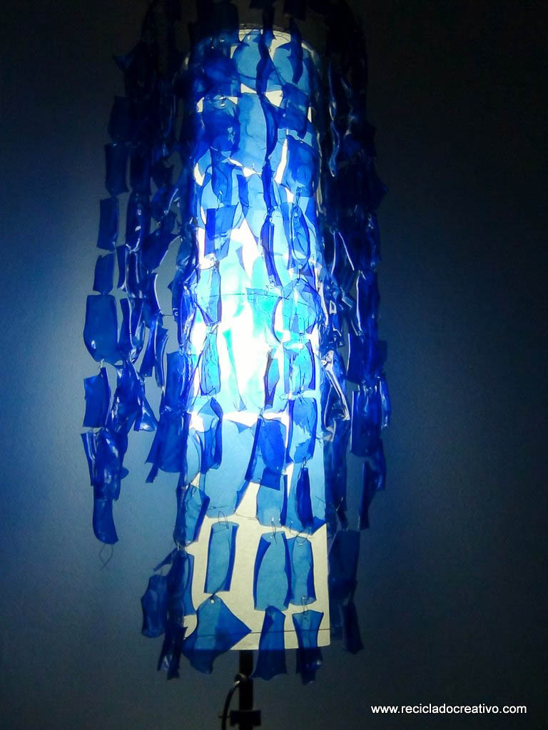 Lampara de pie Chandelier con botellas de plástico pet por Reciclado Creativo. Rosa Montesa