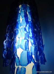 Lampara de pie Chandelier con botellas de plástico pet por Reciclado Creativo. Rosa Montesa