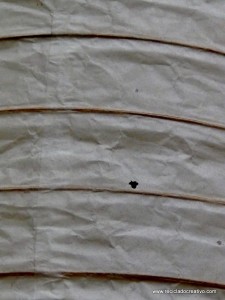 Lámpara de papel rota reciclado creativo