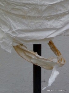 Lámpara de papel rota reciclado creativo