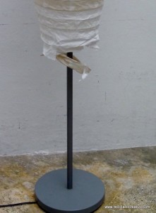 Lámpara de papel rota reciclado creativo