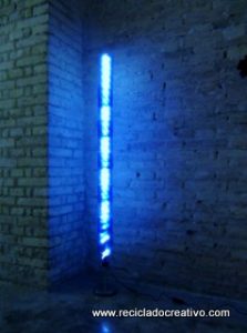 Lámparas con botellas de plástico recicladas, un palo de escoba, un soporte de papel de cocina y luces leds