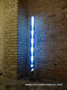 Lámparas con botellas de plástico recicladas, un palo de escoba, un soporte de papel de cocina y luces leds