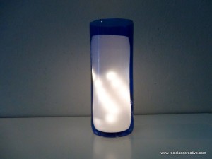 Lámpara de sobremesa con botellas de plástico recicladas y LEDs