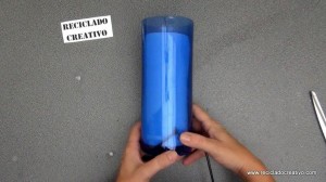 Lámpara de sobremesa con botellas de plástico recicladas y LEDs
