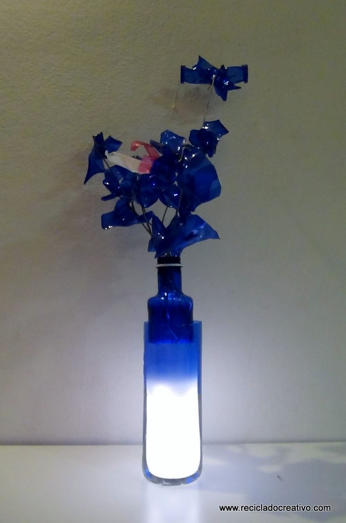 Lámpara de sobremesa con botellas de plástico recicladas y LEDs