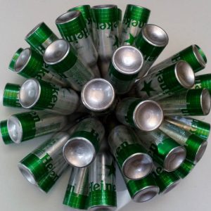Lámpara realizada con 50 botellas de cerveza. Reciclado Creativo. Rosa Montesa