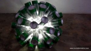 Lámpara realizada con 50 botellas de cerveza recicladas. #yotambienquierouna Reciclado Creativo. Rosa Montesa
