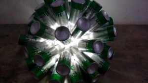 Lámpara realizada con 50 botellas de cerveza. Reciclado Creativo. Rosa Montesa