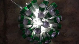 Lámpara realizada con 50 botellas de cerveza. Reciclado Creativo. Rosa Montesa