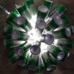 Lámpara realizada con 50 botellas de cerveza. Reciclado Creativo. Rosa Montesa