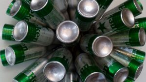 Lámpara realizada con 50 botellas de cerveza. Reciclado Creativo. Rosa Montesa