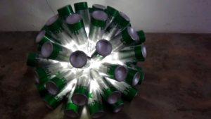 Lámpara realizada con 50 botellas de cerveza. Reciclado Creativo. Rosa Montesa