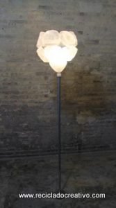 Lámpara con garrafas plástico reciclado -botellas de plástico- Lamps out of recycled plastic bottles RecicladoCreativo