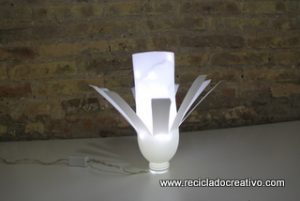 Cómo hacer una lámpara con botellas de yogourt - Reciclado Creativo. Rosa Montesa