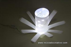 Cómo hacer una lámpara con botellas de yogourt - Reciclado Creativo. Rosa Montesa