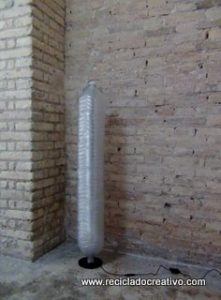 Còmo realizar una lámpara con botellas de plástico recicladas y un pie de lámpara con un palo de escoba y un soporte de papel de cocina