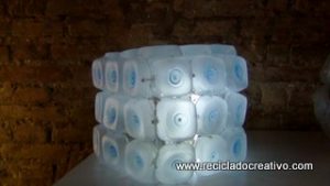 Cómo realizar una lámpara reciclando 45 botellas de plástico pequeñas - Lamp made out of 45 recycled plastic bottles Reciclado Creativo Rosa Montesa