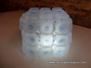 Cómo realizar una lámpara reciclando 45 botellas de plástico pequeñas - Lamp made out of 45 recycled plastic bottles Reciclado Creativo Rosa Montesa https://www.youtube.com/watch?v=gl1RU7tAwgc